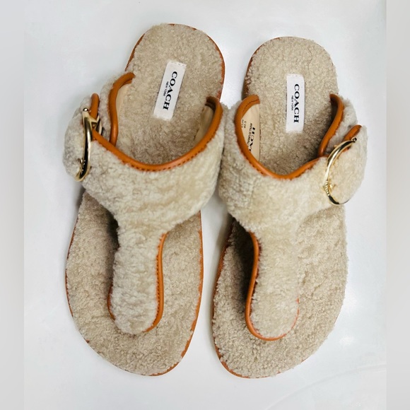 😁SOLD😁 Authentic Coach Women’s Beige & Brown Fuzzy Thong Sandals  10B - Picture 4 of 13